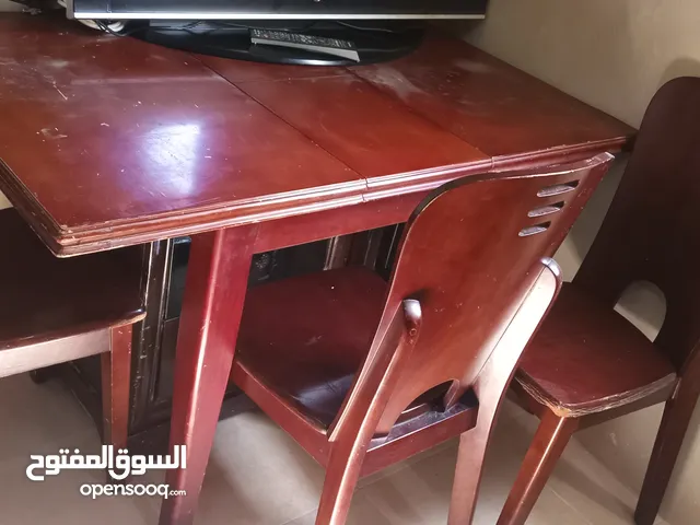 طاولة مع اربع كراسي بحالة ممتازة