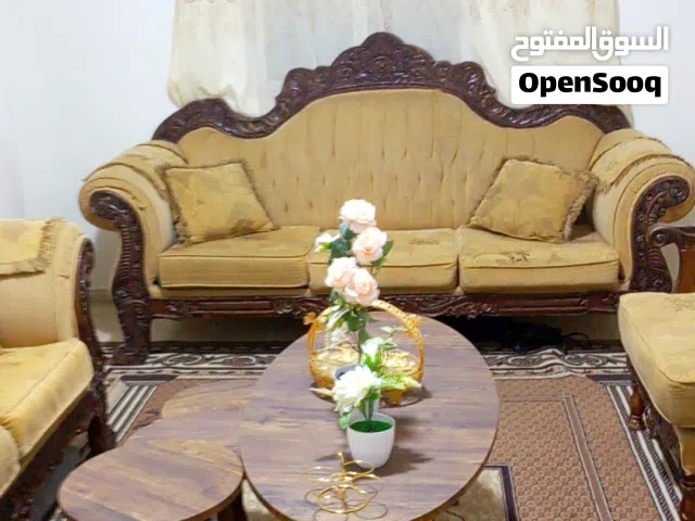 طقم كنب ديمياطي مزخرف بالاضاقة لطقم طاولات وسجادة وستارة
