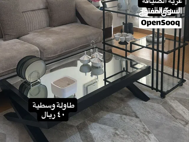 طاولة عصرية وعربة ضيافة