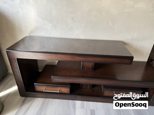 طاولة تلفاز خشب بحالة ممتازة – مودرن مع دروج