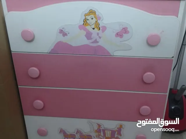 سرير اطفال للبيع مع كوميدي مال اطفال كوميدي يحتوي على اربع مجرات