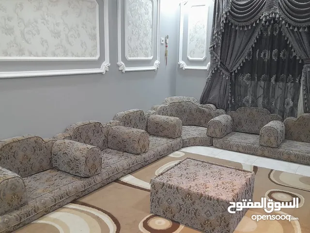 جلسة عربية أرضية (نظيفة شبه جديدة) مثالية للتأثيث بديكور شعبي