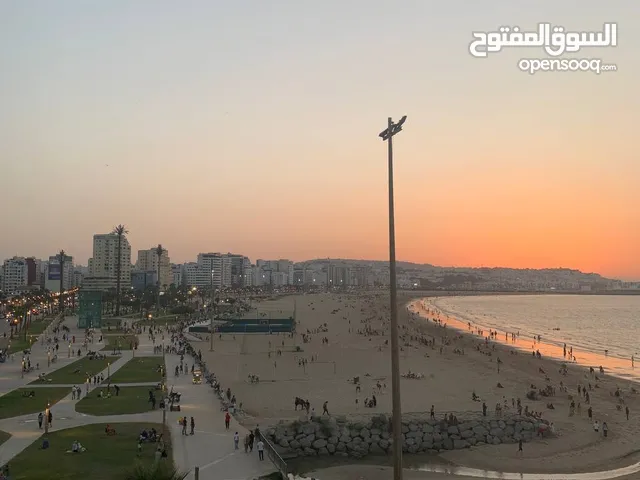شقة فاخرة للكراء اليومي تطل على البحر و عاى الكونيش