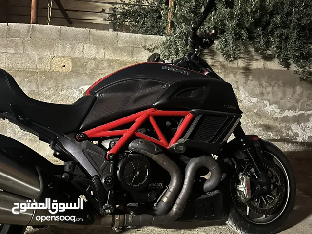 دوكاتي ديافل 2014 كاربون 35000km صيانة كاملة ليست بحاجه لاي صيانه