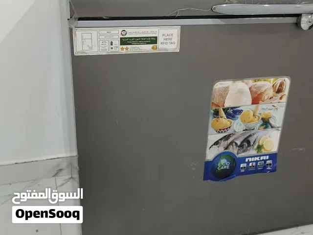 ثلاجة مع اغراض