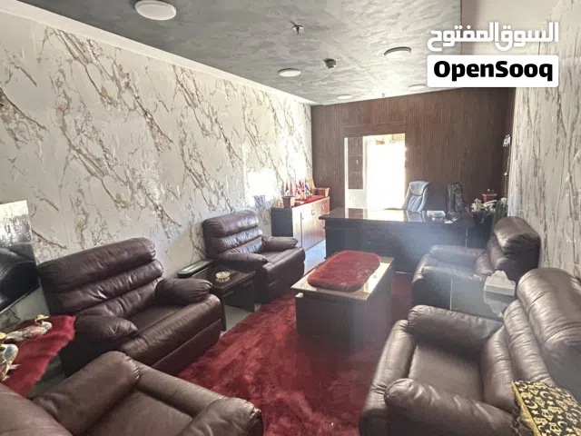 مكتب للبيع.