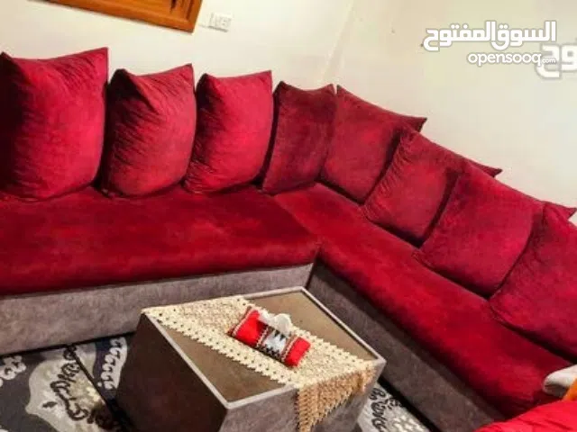 للبيع طقم كورنر تفصيل راقي مستعمل بحالة الجديد استخدام شهرين خشب فخم قماش مخمل سوفت لونين خمري وسلفر