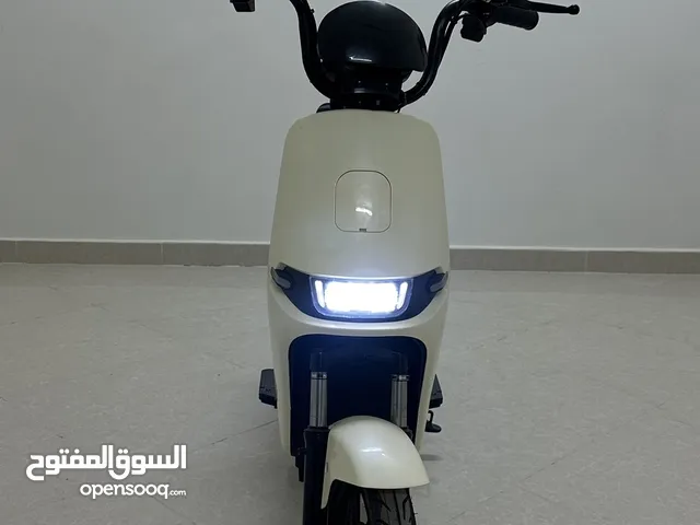 دراجة كهربائية جديده ذات تصميم عصري مع اناره جانبيه ذات طابع جمالي انيق