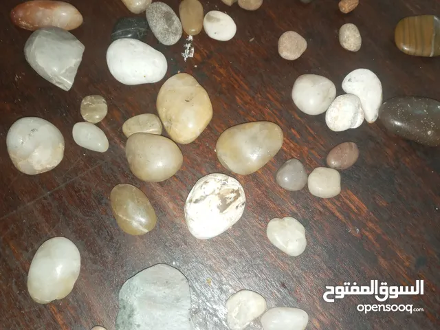 احجار كريمة ونيازك وتحف نادرة