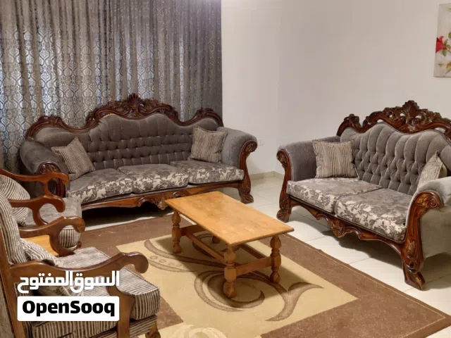 كنب و طاولات و سجادة و برادي للبيع