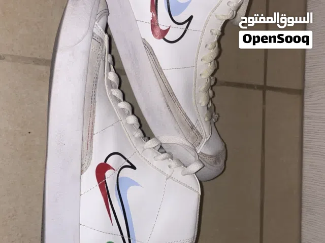 white nike shoes blazers