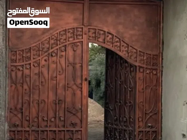 باب  شبه جدي. وسعره 3000مكانه عين زارة