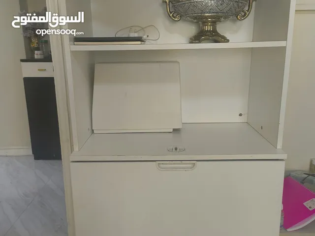 مكتبة بيضاء جميلة خشب اصلي 4 ادراج كبيرة 2 مفتوحة و اثنين مغلقة بقفل و 2ادراج صغيرة