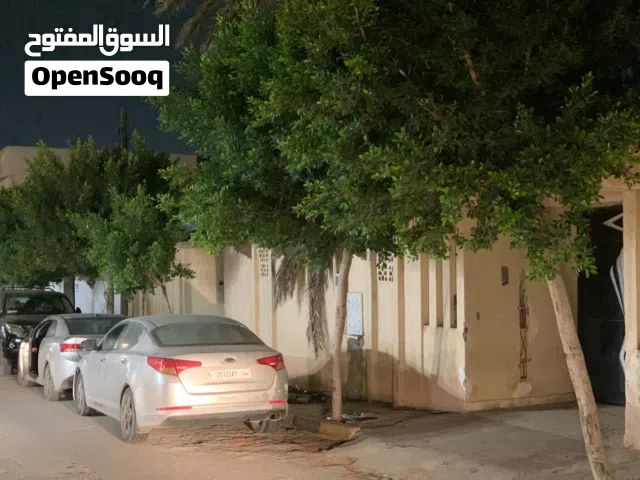 فيلا أرضية في حي الاندلس في مدينة طرابلس قريبة من الخدمات والمسجد والمدارس والعيادات والمطاعم