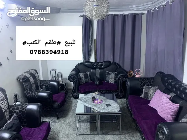 كنب اسود نص جلد نص قمتش، مع سجادة حجم كبير، مع برادي اثنتين (صالة جلوس) فقط ب 150 دينار ،الزرقاء