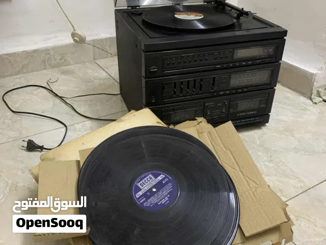 مجموعه اسطوانات قديمه مع مسجل ومشغل اسطوانات نوع goldstar