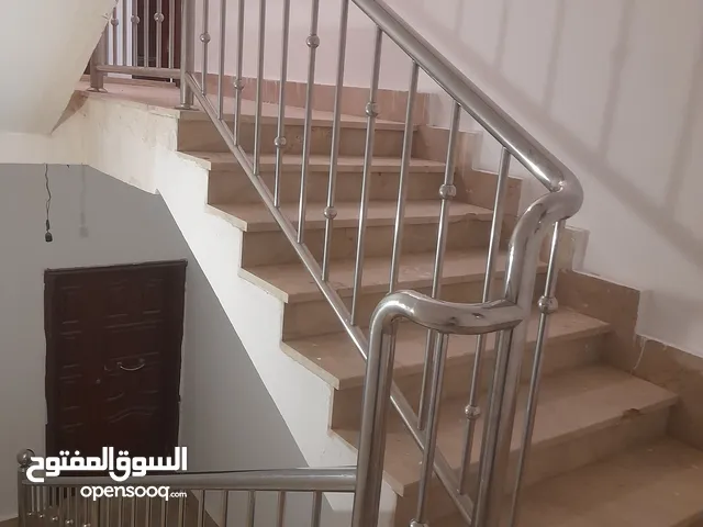 شقه نظيفه بالطابق الاول على الطريق الرئيسي سوق الجمعه بالقرب من مستوصف عراضه