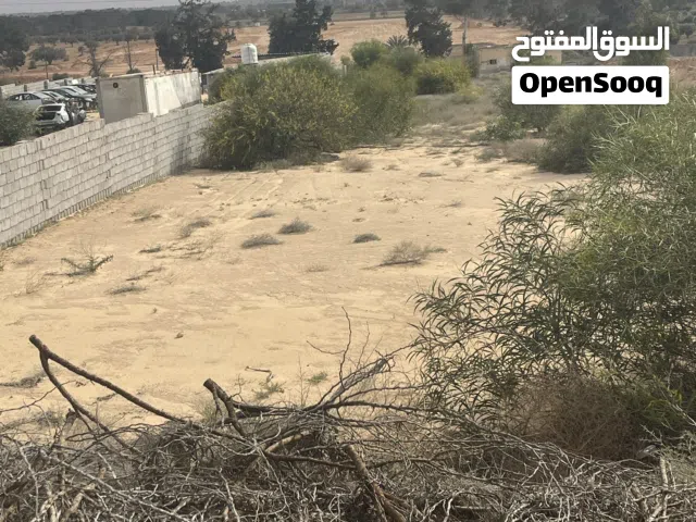 قطعة ارض ممتازة علي الساحلي وجهتين من خلف مدرسة وخدمات ومن امام الساحلي وجهة الأرض 26متر. مقابل جامع