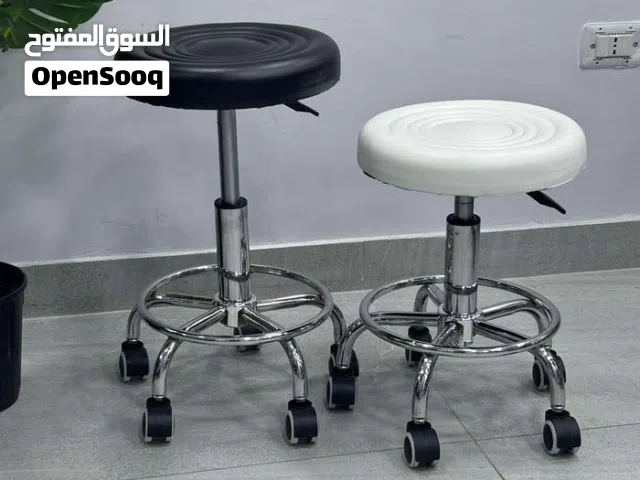 كرسي متعدد الاستخدامات باللونين الأبيض والأسود