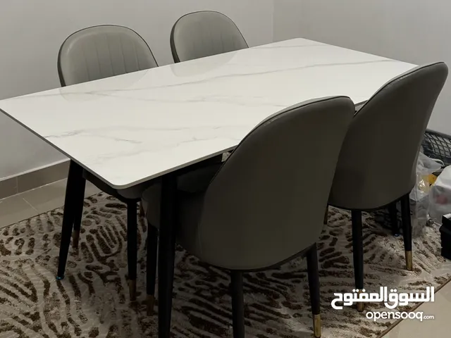 طاولة طعام 4 اشخاص شبه جديدة