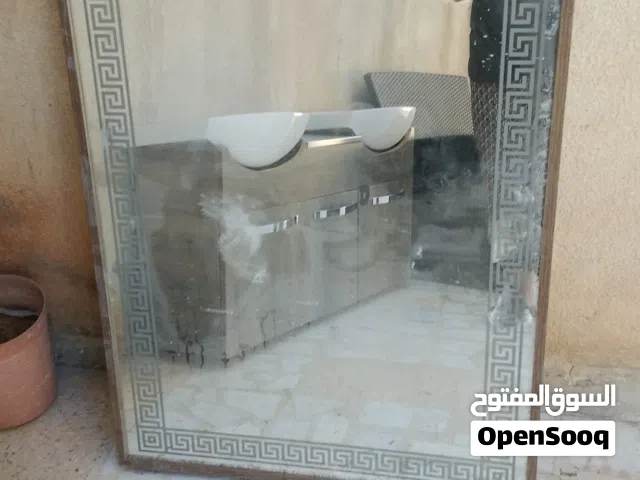 مغاسل اسباني مستعمله بحالة ممتازة الا المراي مكسورة من طرف بس موجود الإطار تبعها