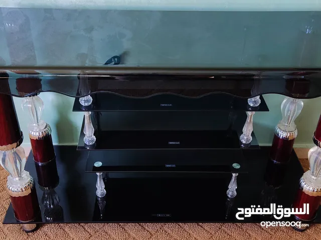 طاولة تلفاز زجاج مستعمل بحالة ممتازة