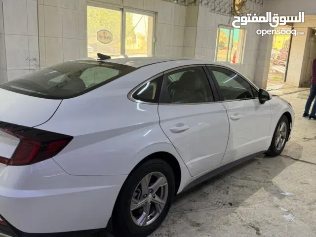 سوناتا 22 ابيض. حادثها جاملغ وبنيد تبديل بدون صبغ. نفس لون السيارة ممتازة مناقصها شي  محركها 2500