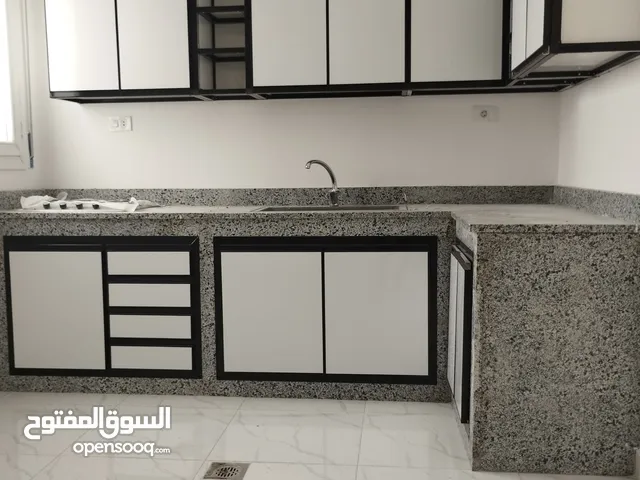 شقة للإيجار في عين زارة بعد الخمسة شوارع شارع المتحدة قريبة من جميع الخدمات موقع ممتاز