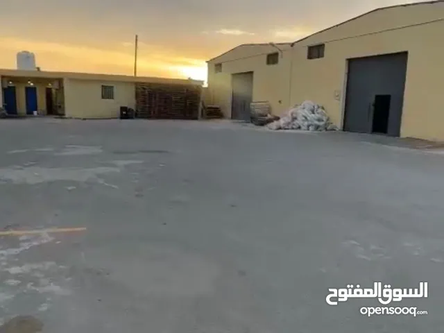 4 هناجر للايجار مساحة الارض 3000 متر مسقوف كل هنجر 500 متر يحتوي علي مكاتب ادارية و غرف عمال