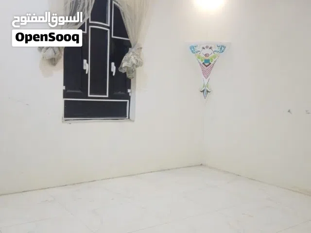 شقه للايجار دور ارضي شارع المطار خلف الكريمي فرع الوايتات شارع المطار