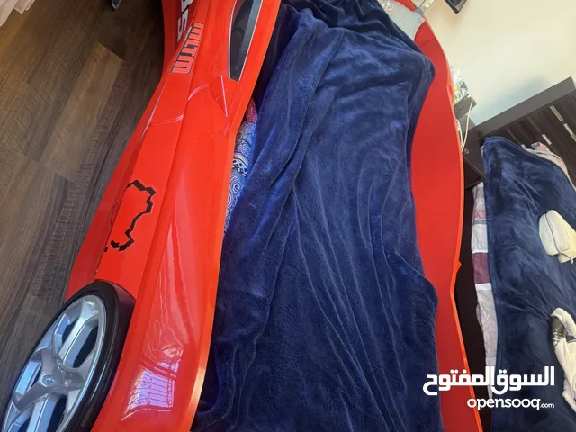 سرير نوم سيارة لون احمر