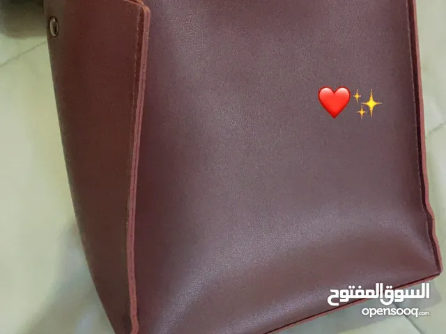 شنتة بلون عنابي للبيع بسعر 12 دينار السعر مناسب والشنته من الكونكورد