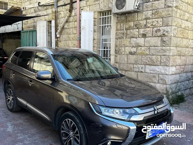 متسوبيشي اوتلاندر 2016  يداولى.    4x4 بنزين ماطور 2000.       7ركاب    فحص ممتا