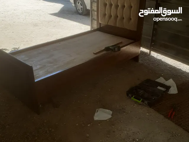 تخت مفرد خشب لاتيه قشرت بلوط مستعمل بحال الوكالة السعر قابل للتفاوض للاستفسار الاتصال على الرقم