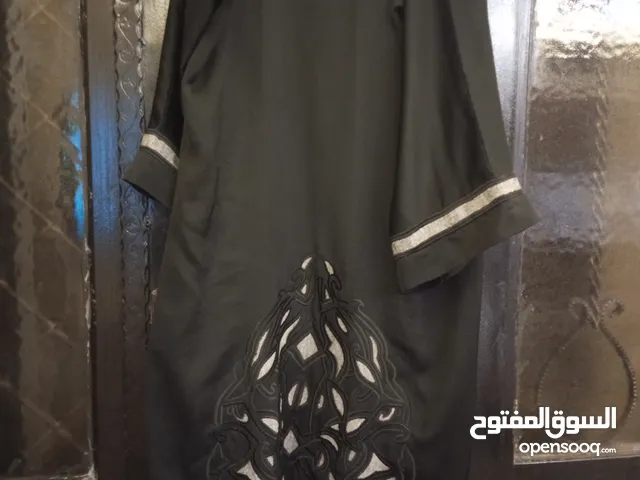 عبايات جودة عالية استخدام خفيف وبحالة الوكالة 5دنانير سعر القطعة الواحدة