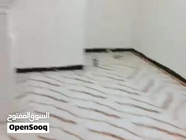شقة للايجار الشهري بالكراده طابق ثالث ويوجد مصعد