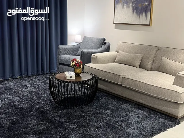 شقة مفروشه وغرف +حديقة والعاب قرب مسقط مول
