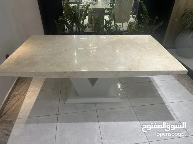 طاولة طعام من الرخام