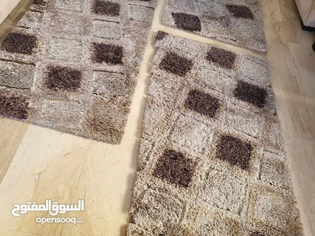 3 قطع سجاد مستعمل بحالة جيدة جدا يستخدم للكاريدورات او تحت طاولة او كقطع جانبية