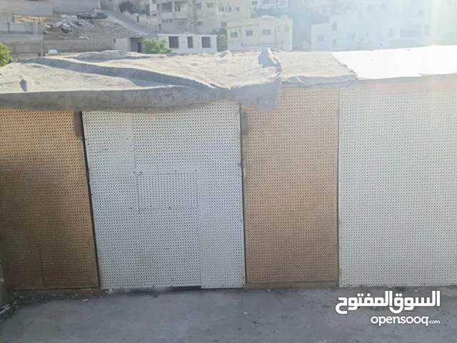 خشه حمام ثلاث ابواب الطول 4متر العرض متر وثلاثين العب راكب عليها السقفيه خشب ظهر الفرصه من ورا طوب