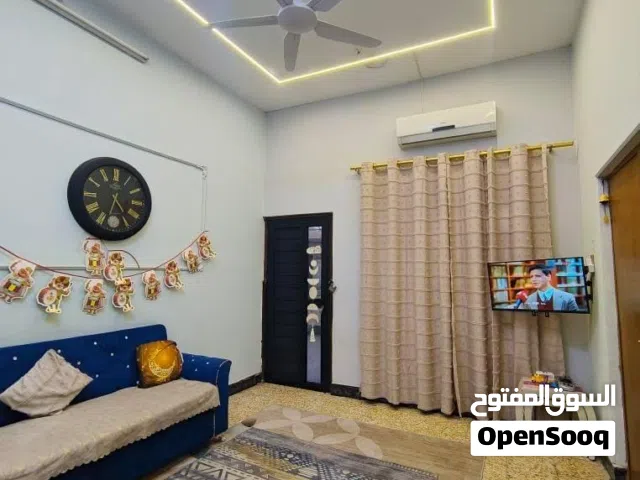 دار للبيع القبله قرب جسر المعارض