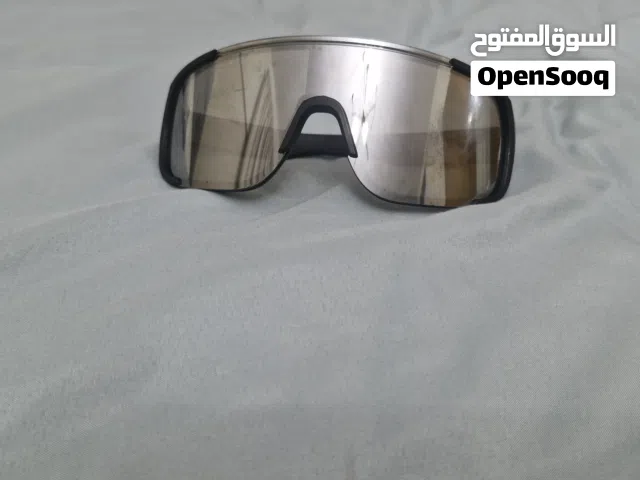 نضارات تعكس الضوء جميله