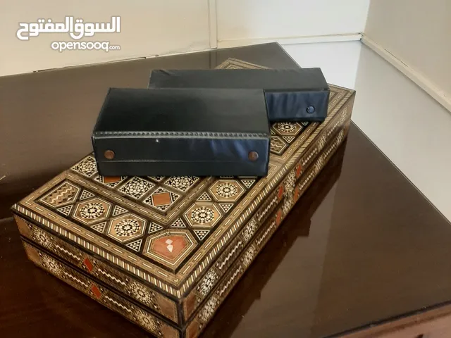 طاولة شطرنج مع زهر
