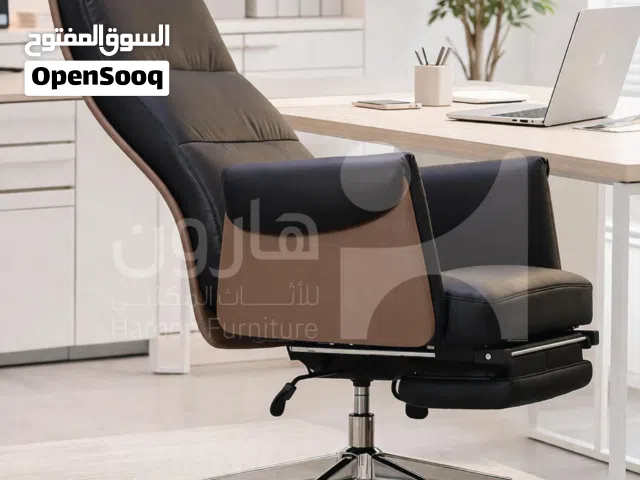 كرسي ظهر الكرسي عالي وبميل  لــ 160 درجة كرسي جلد عصري طبي ومريح ومميّز مناسب للشركات والمكاتب
