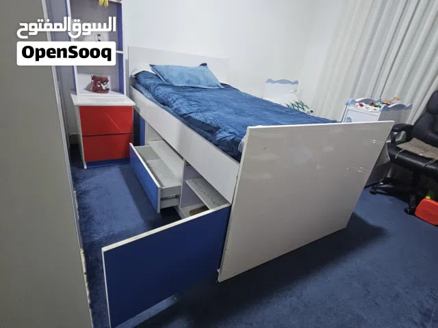 غرفة نوم امريكية تخت مفرد ونصف مع فرشة زمبركية للبيع مع مكتب وتخت اطفال
