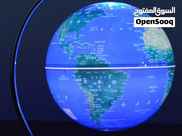 الكره الارضية المعلقه تلف في الهواء ع اضاءه جميله تعمل علي الكهرباء