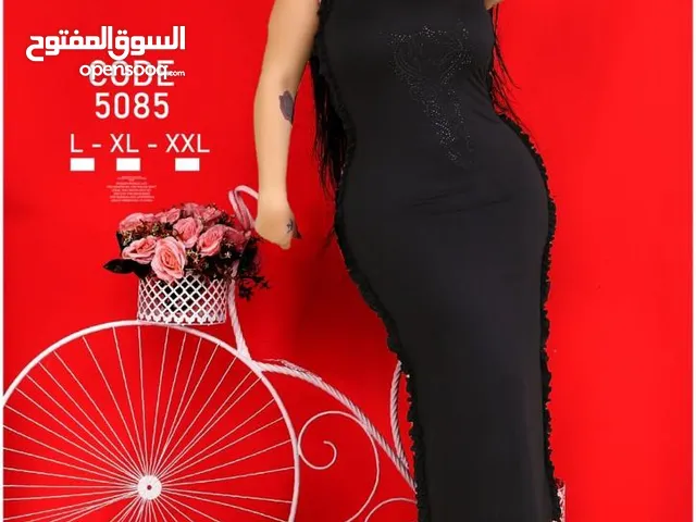 "إطلالة أنيقة وجذابة مع فستان أسود بتصميم مميز