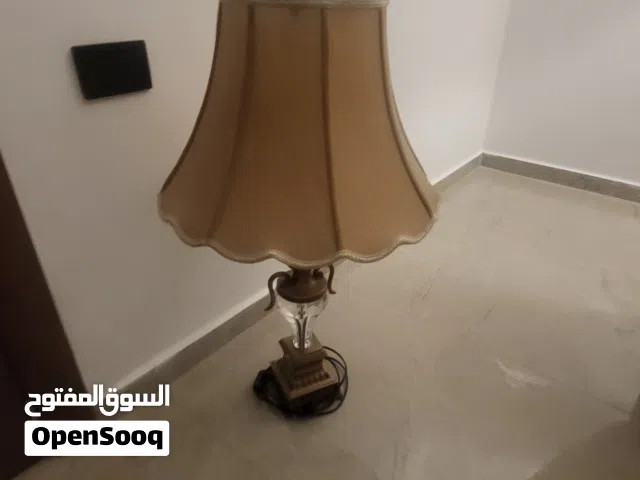تيبل لامب كلاسيكي للبيع  بحاله الجديد اللون بيج غامق كريستال