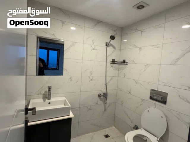 شقه للايجار في مجمع لايف تاورز المساحة 137 م