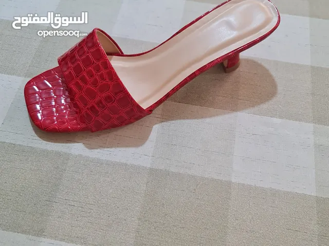صندال احمر بكعب